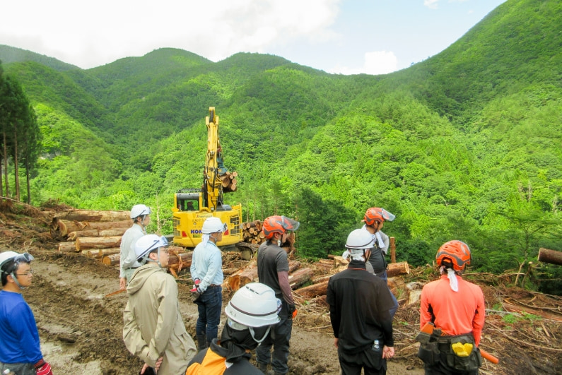 山中での作業打ち合わせ